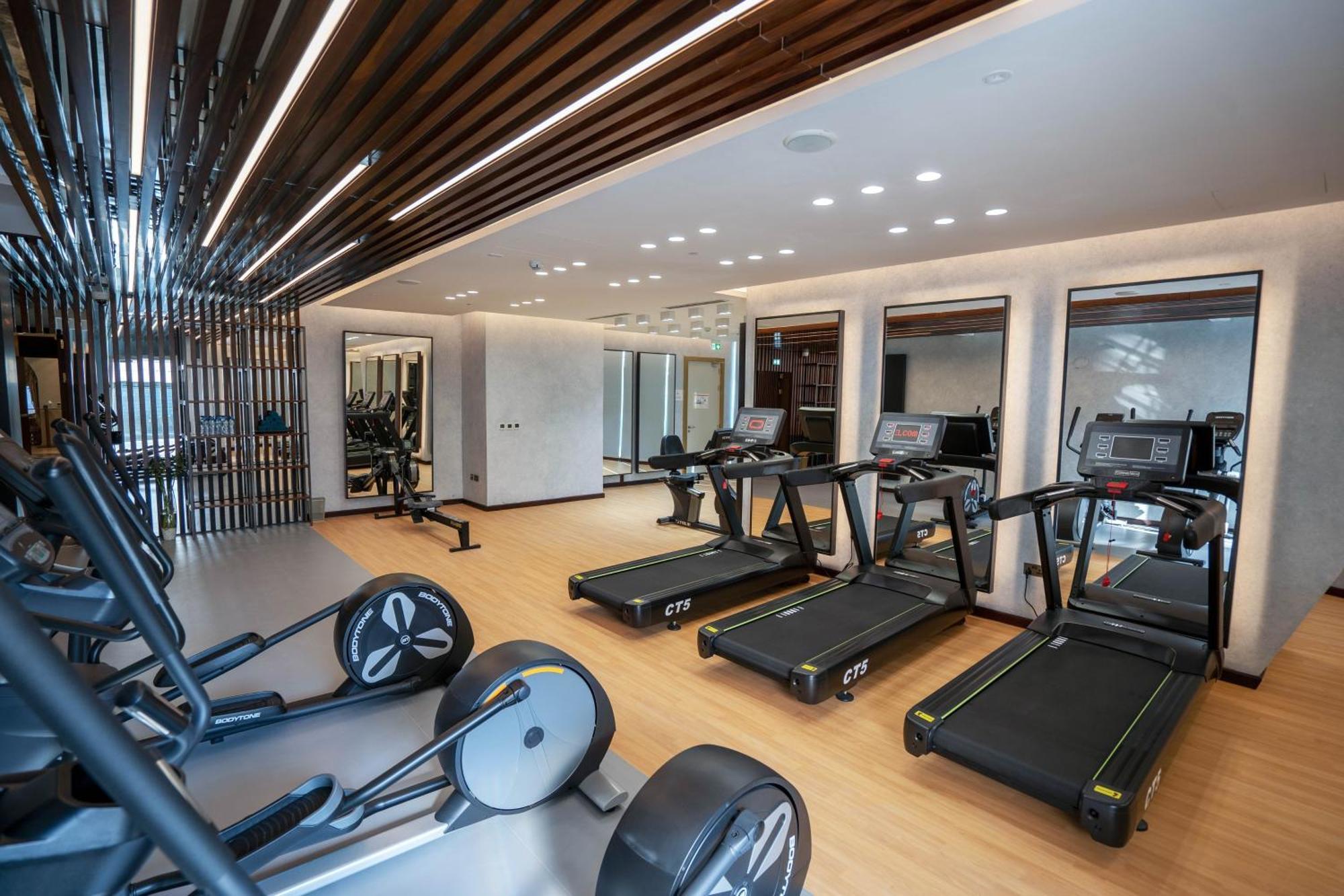 Velero Hotel Doha Lusail Εξωτερικό φωτογραφία The gym at the hotel